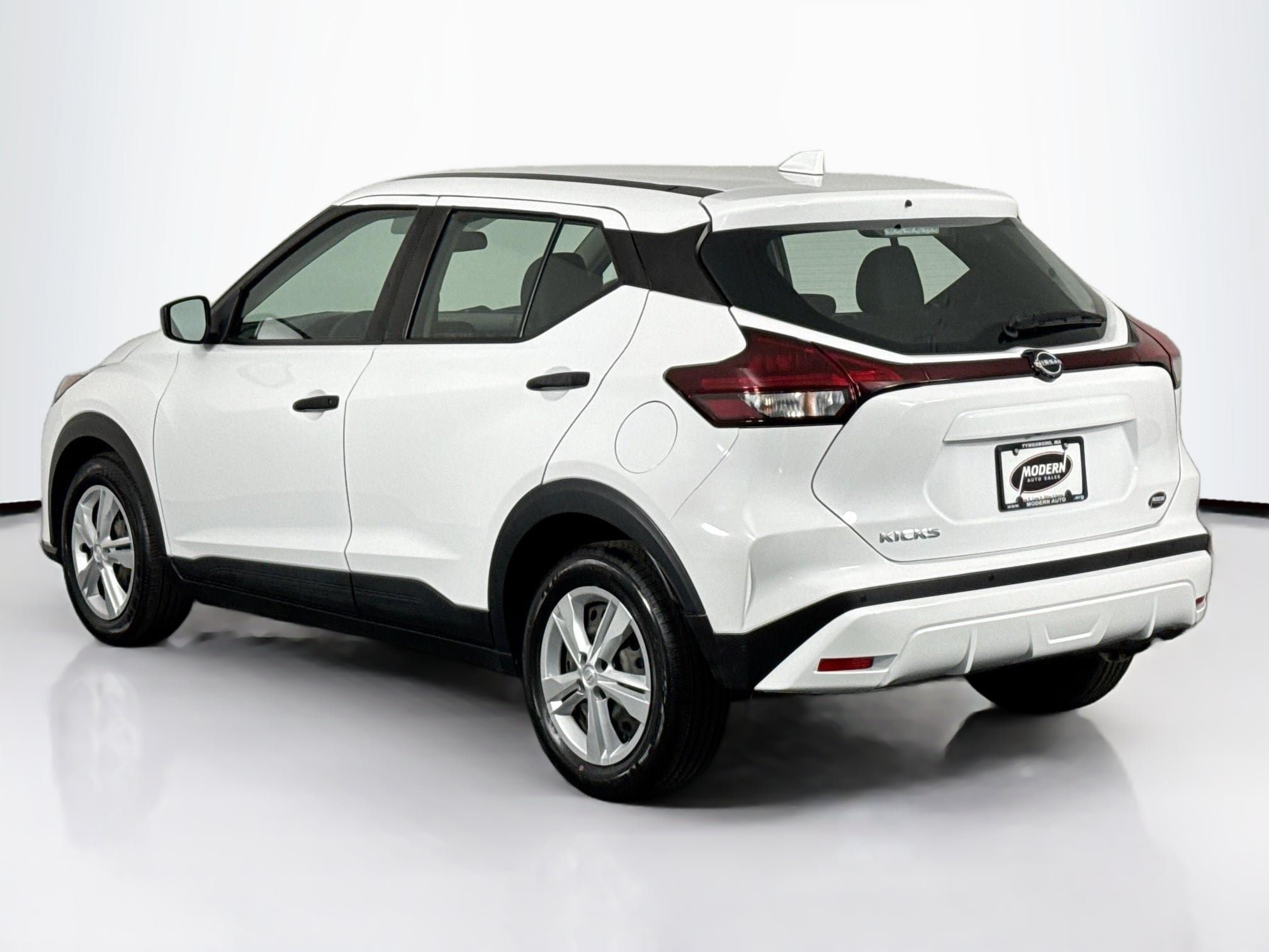 Used 2023 Nissan Kicks S FWD image 9