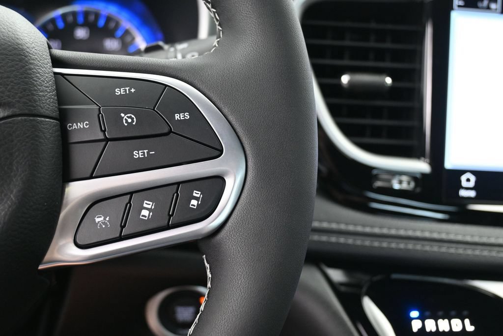 New 2027 Chrysler Pacifica Select w/ Family Tech Group FWD image 27