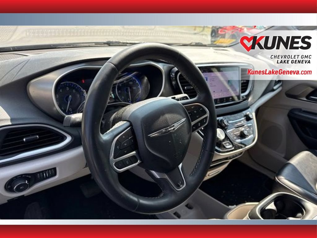 Used 2023 Chrysler Pacifica Touring-L FWD image 17