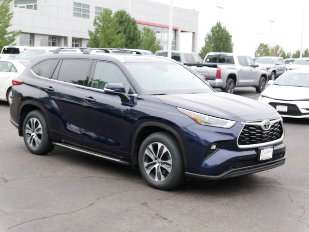 Used 2022 Toyota Highlander XLE AWD/4WD image 2