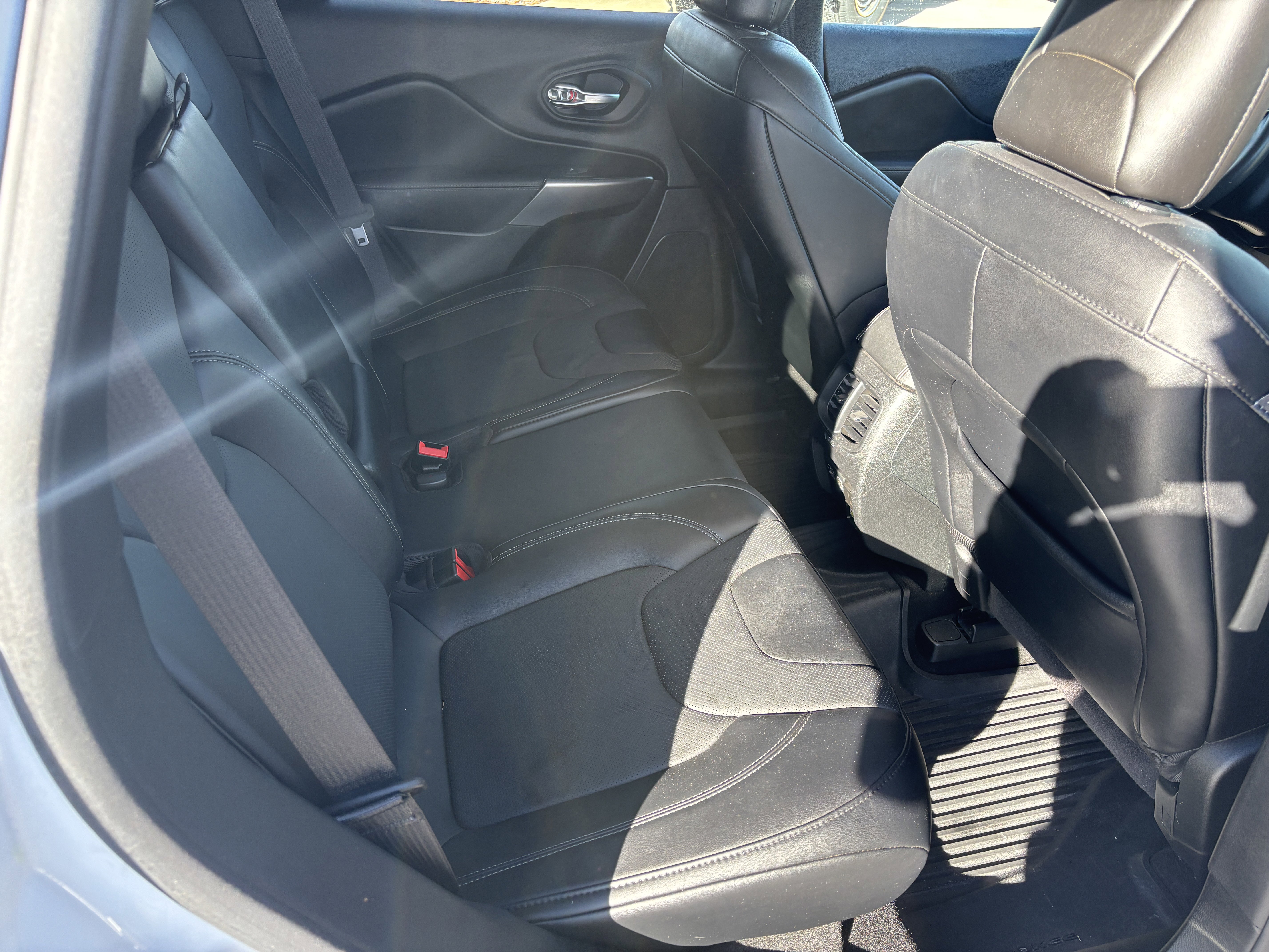 Used 2022 Jeep Cherokee Latitude Lux w/ Mopar Interior Package AWD/4WD image 12