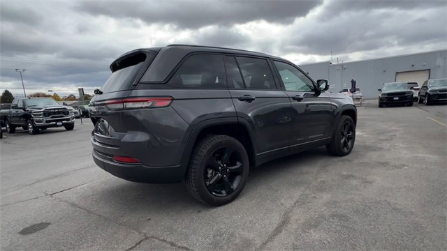 Used 2023 Jeep Grand Cherokee Altitude image 8