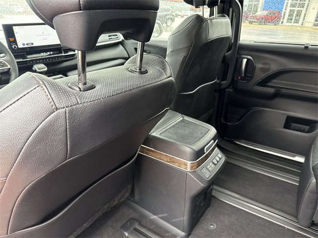 Used 2025 Toyota Sienna Platinum image 24