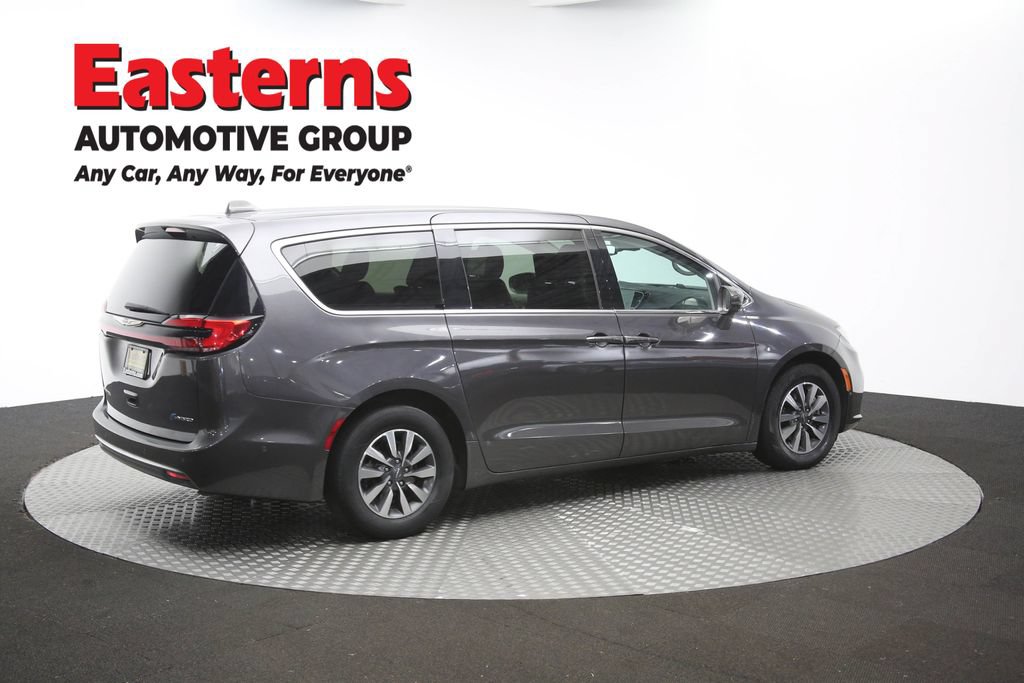 Used 2022 Chrysler Pacifica Touring-L w/ Uconnect Theater Family Group FWD image 43