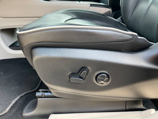 Used 2024 Chrysler Pacifica Limited FWD image 13