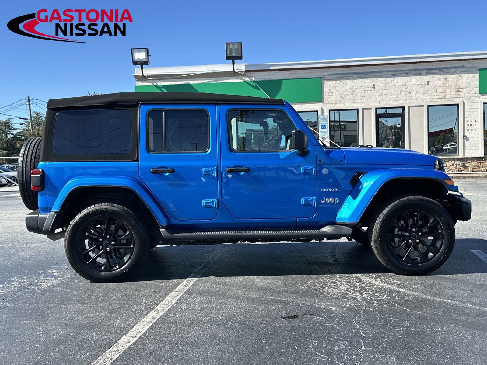 Used 2024 Jeep Wrangler Unlimited Sahara w/ Technology Group image 35