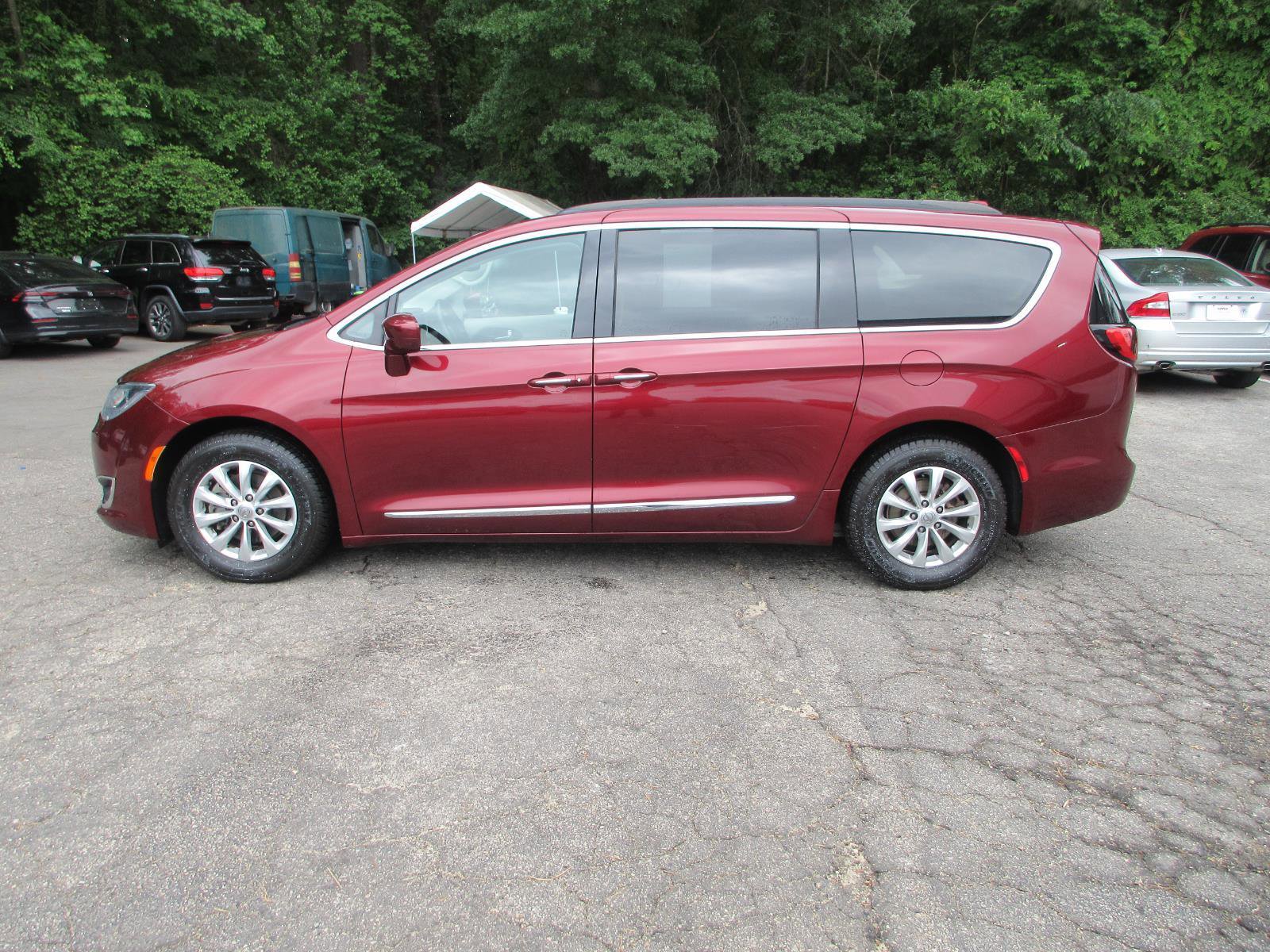 Used 2017 Chrysler Pacifica Touring-L FWD image 2