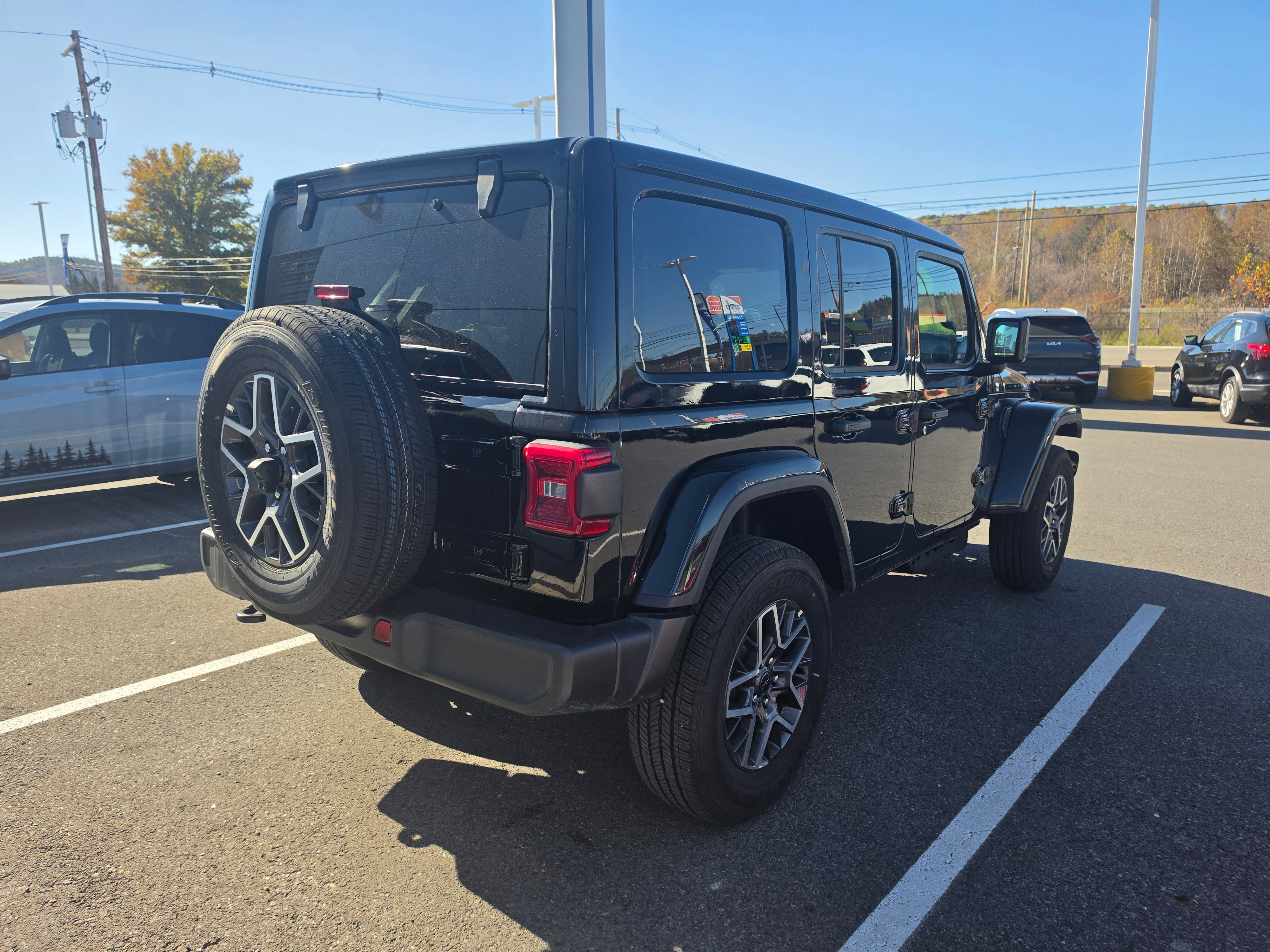 Used 2026 Jeep Wrangler Unlimited Sahara AWD/4WD image 3