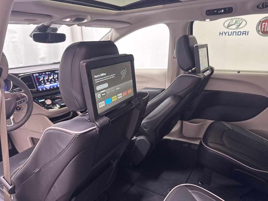 Used 2024 Chrysler Pacifica Limited w/ Uconnect Theater Family Group image 19