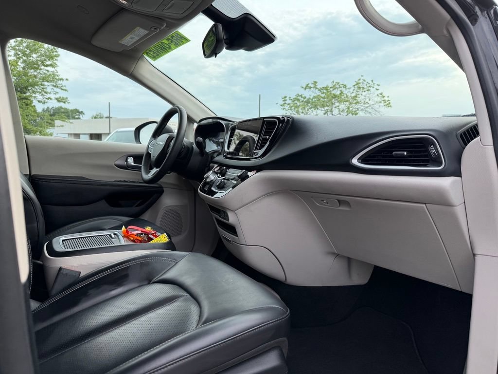 Used 2023 Chrysler Pacifica Touring-L FWD image 31