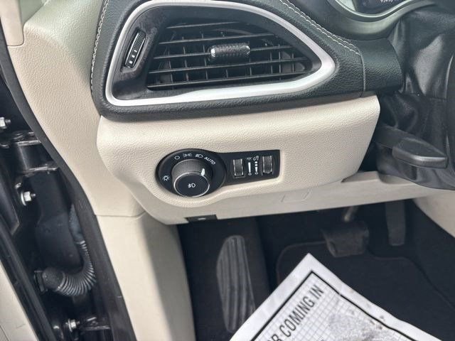 Used 2022 Chrysler Pacifica Touring-L w/ Uconnect Theater Family Group image 19