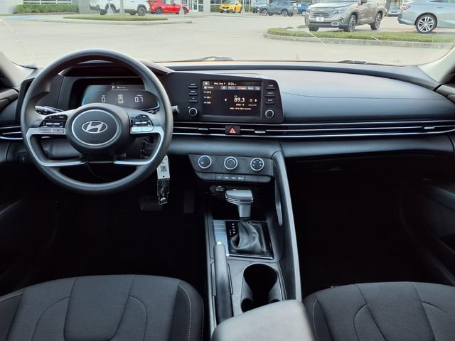 Used 2026 Hyundai Elantra SE FWD image 5