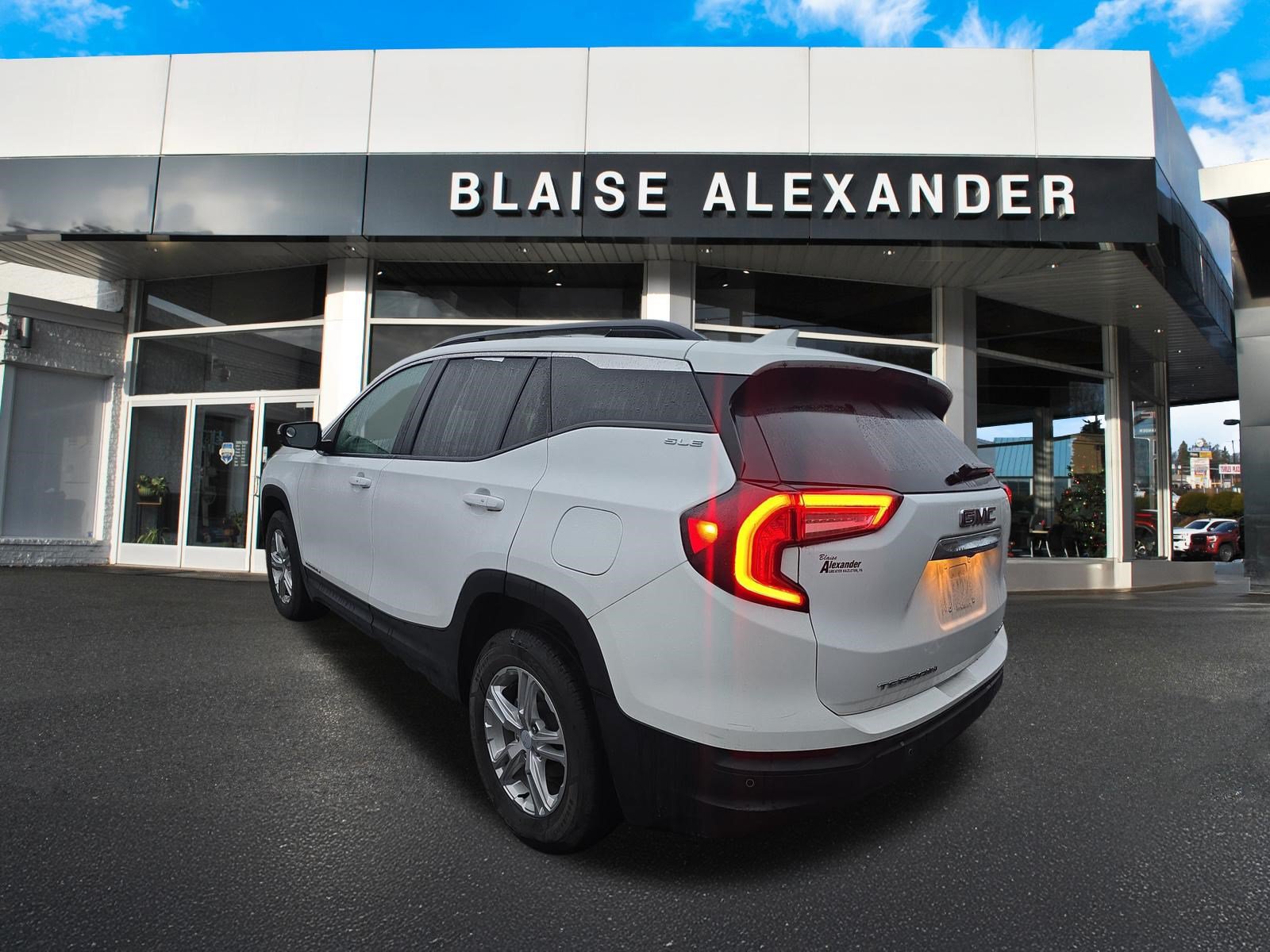 Used 2023 GMC Terrain SLE w/ Driver Convenience Package AWD/4WD image 5