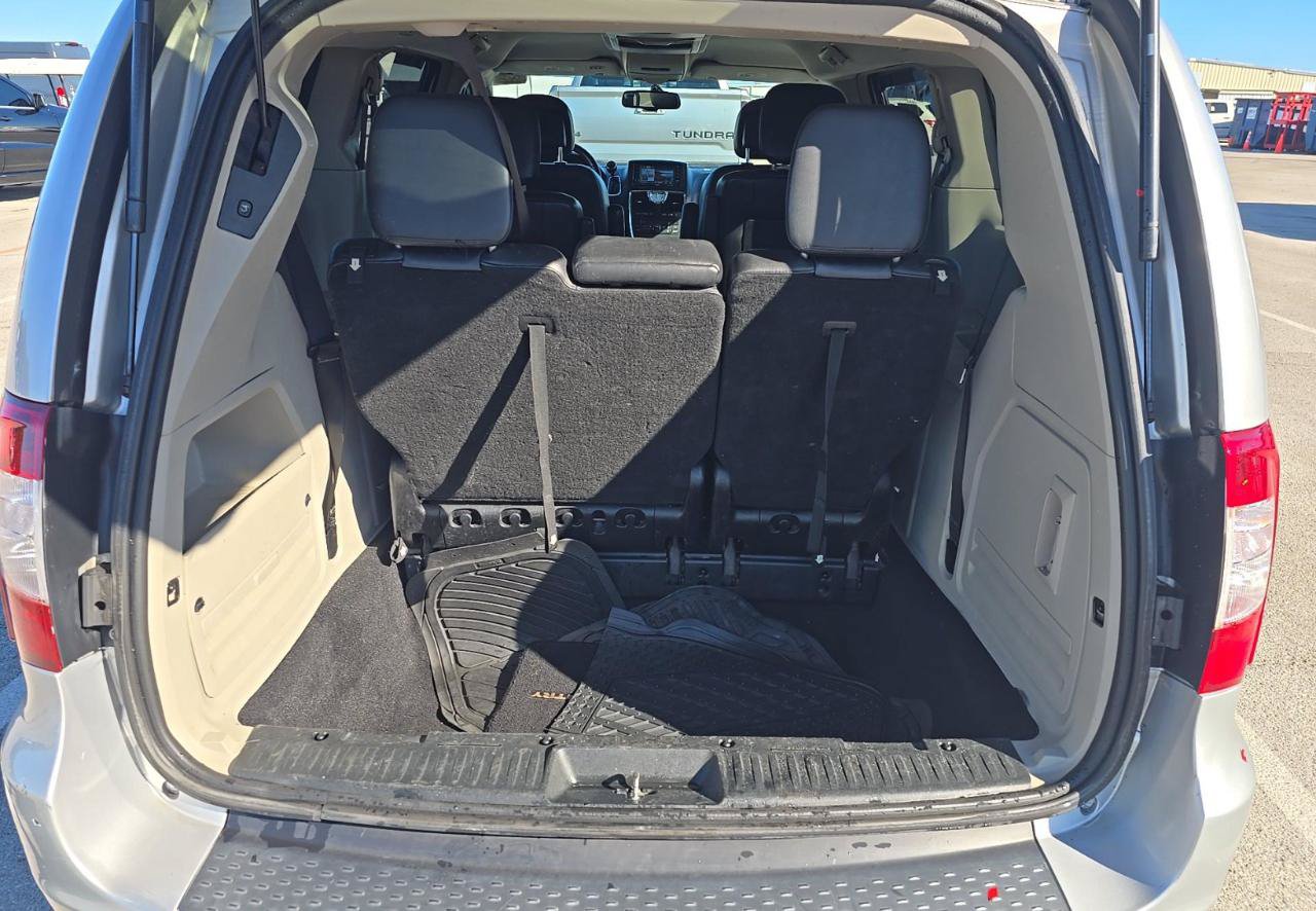 Used 2012 Chrysler Town & Country Touring w/ Entertainment Group #1 FWD image 17