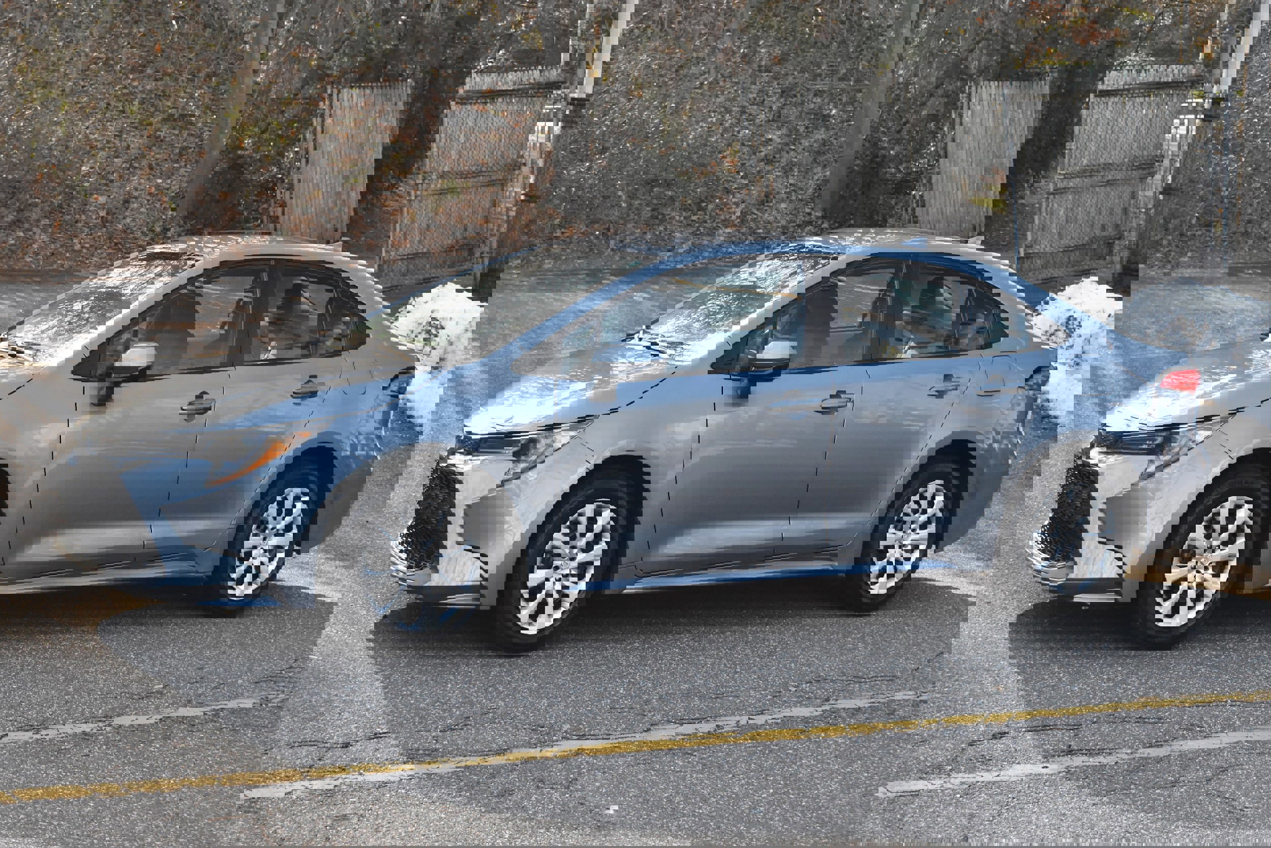 Used 2022 Toyota Corolla LE image 2