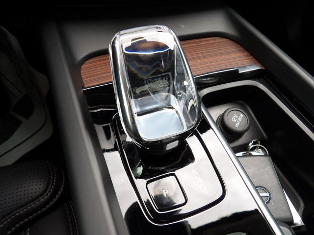 Certified 2024 Volvo XC60 B5 Ultimate w/ Protection Package Premier image 21