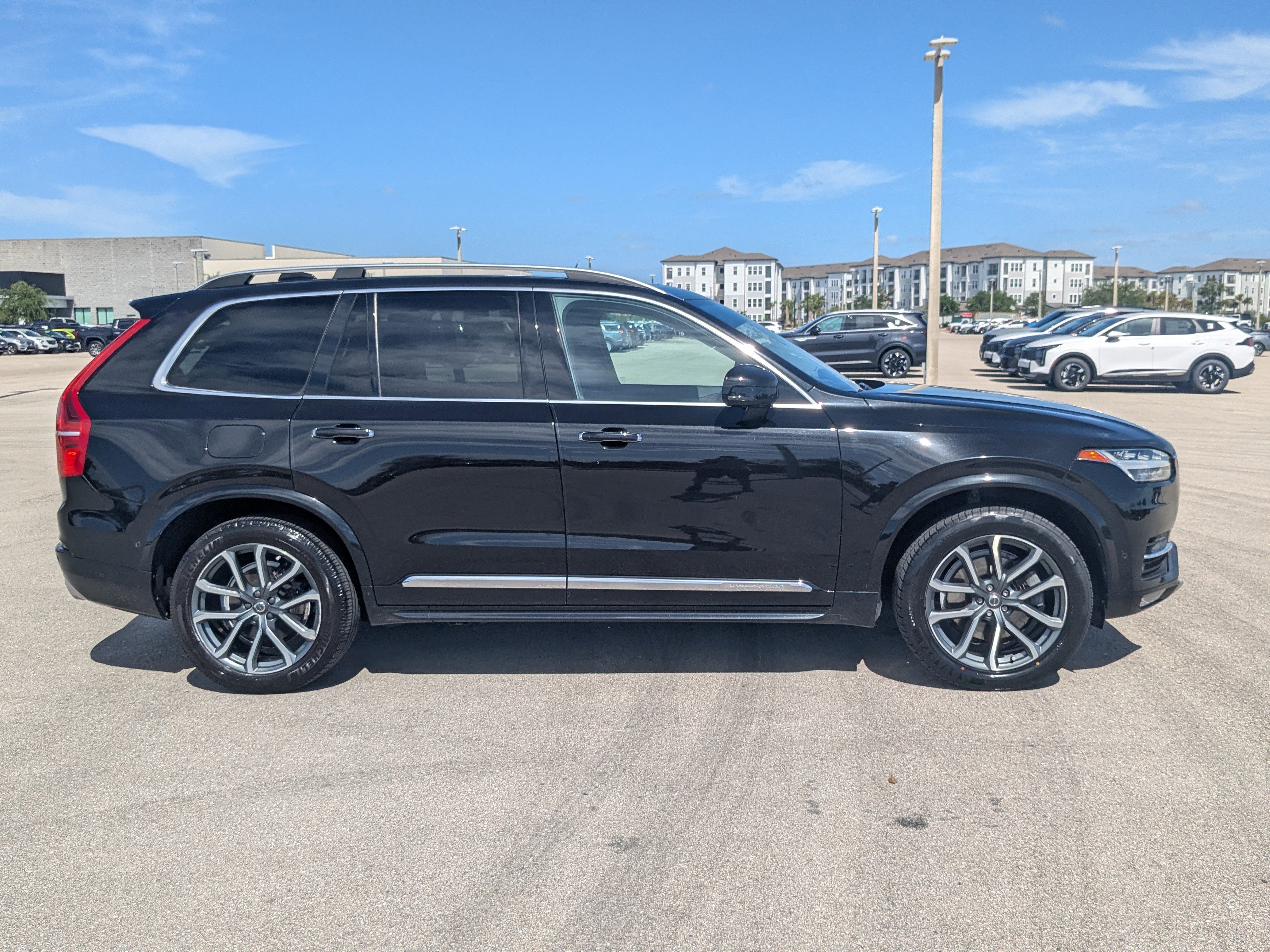 Used 2017 Volvo XC90 T6 Momentum w/ Vision Package image 4