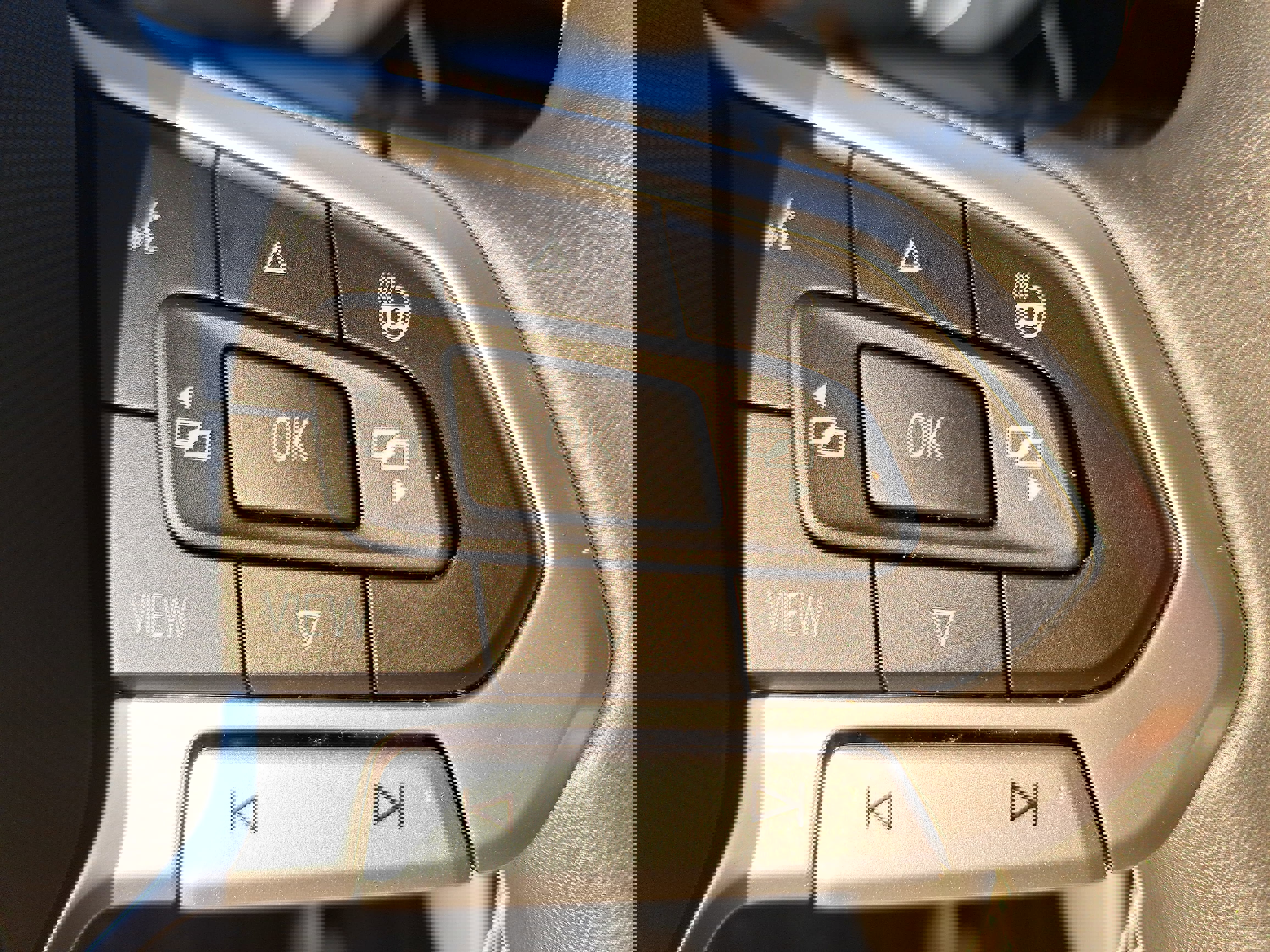 Certified 2022 Volkswagen Taos SEL w/ Panoramic Sunroof Package image 17