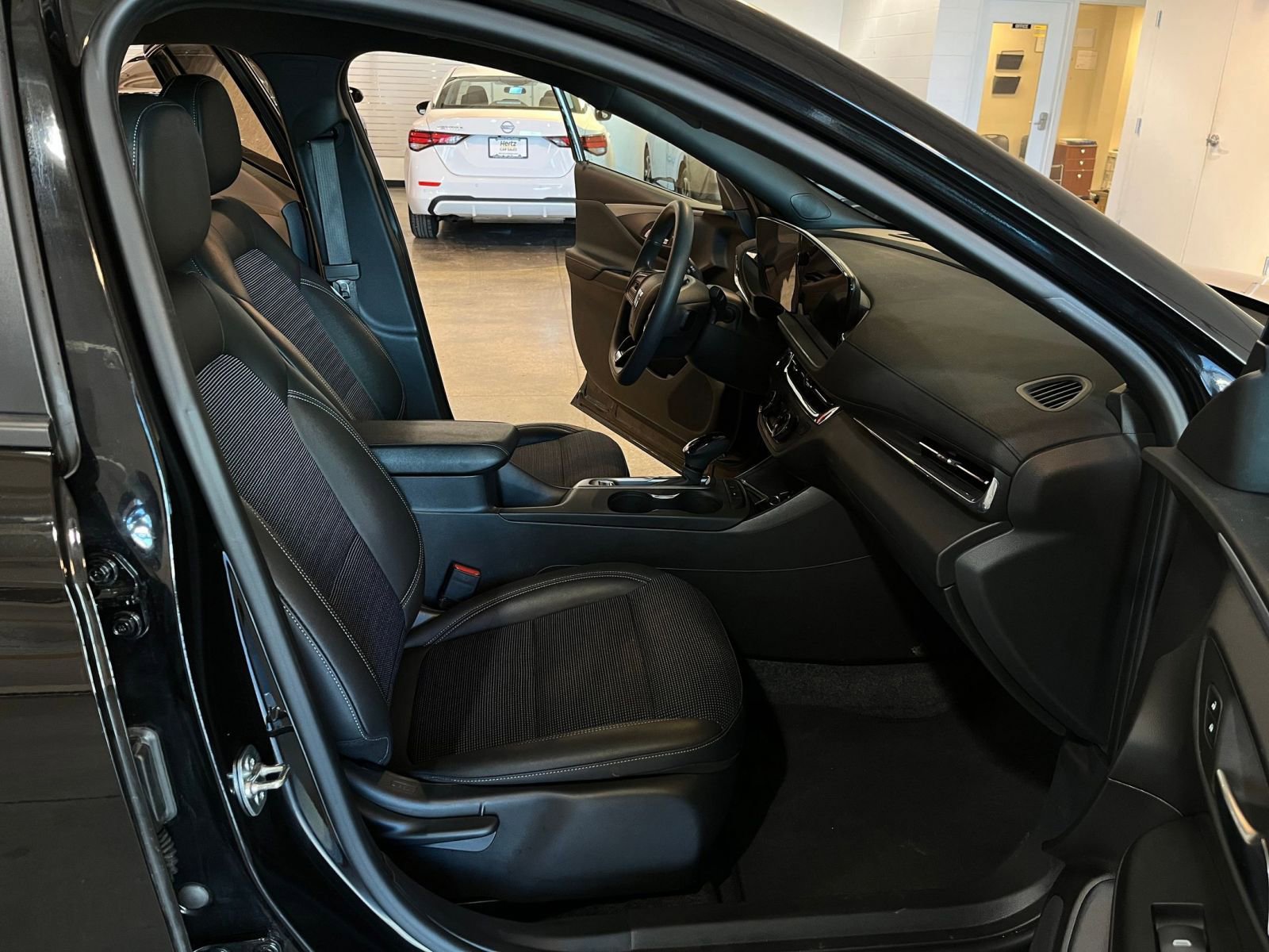 Used 2025 Buick Envista Preferred image 35