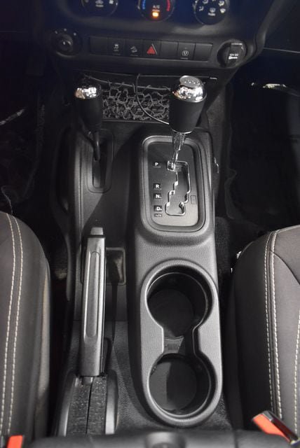 Used 2015 Jeep Wrangler Sahara AWD/4WD image 23