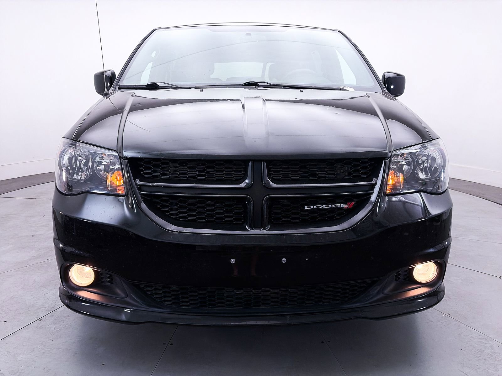 Used 2017 Dodge Grand Caravan SXT w/ Driver Convenience Group image 6