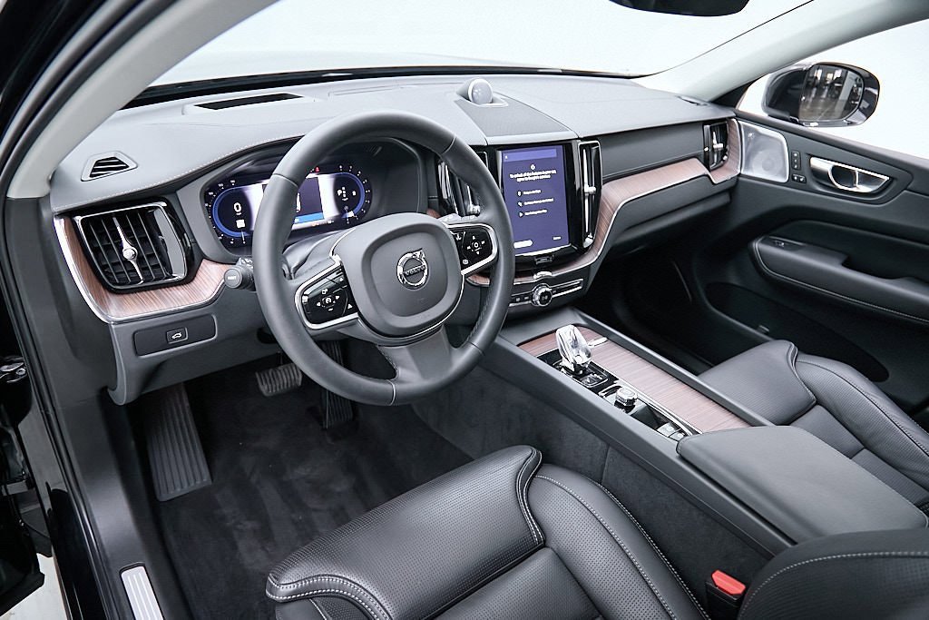 Certified 2023 Volvo XC60 B6 Ultimate w/ Protection Package Premier image 12