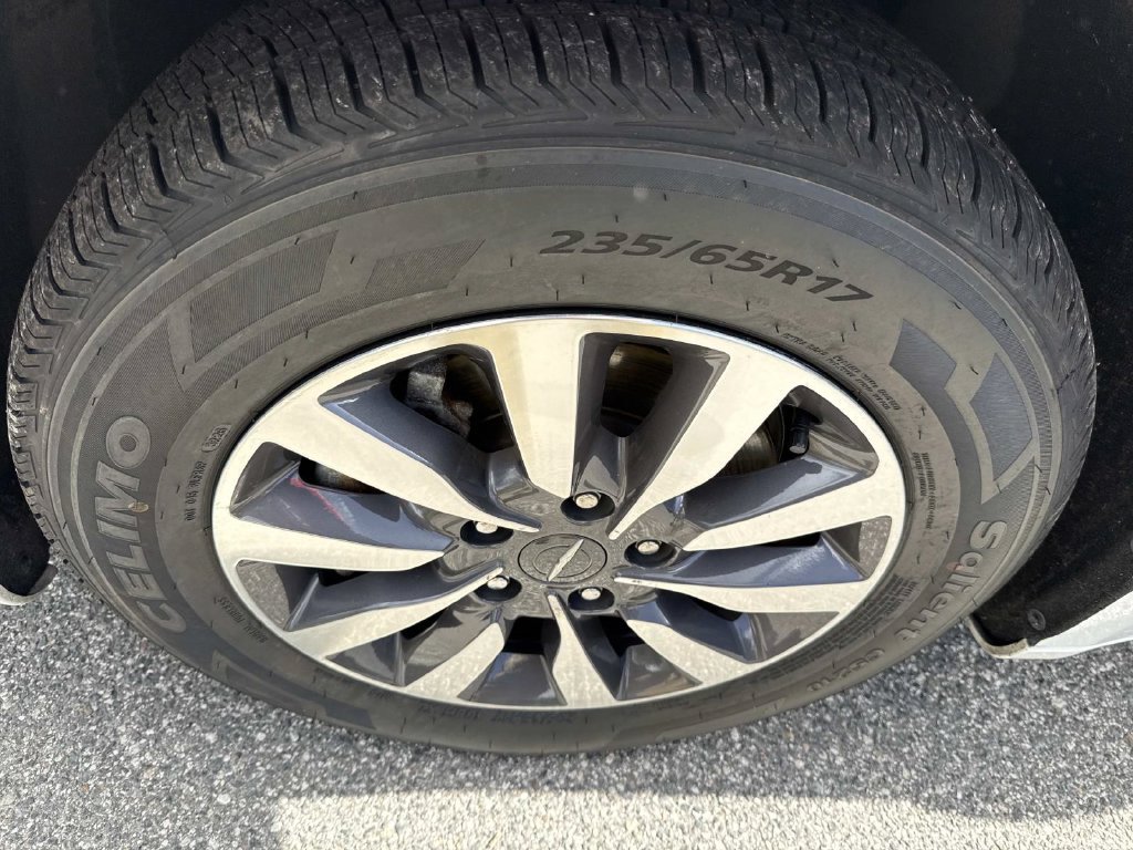 Used 2024 Chrysler Pacifica Limited FWD image 11