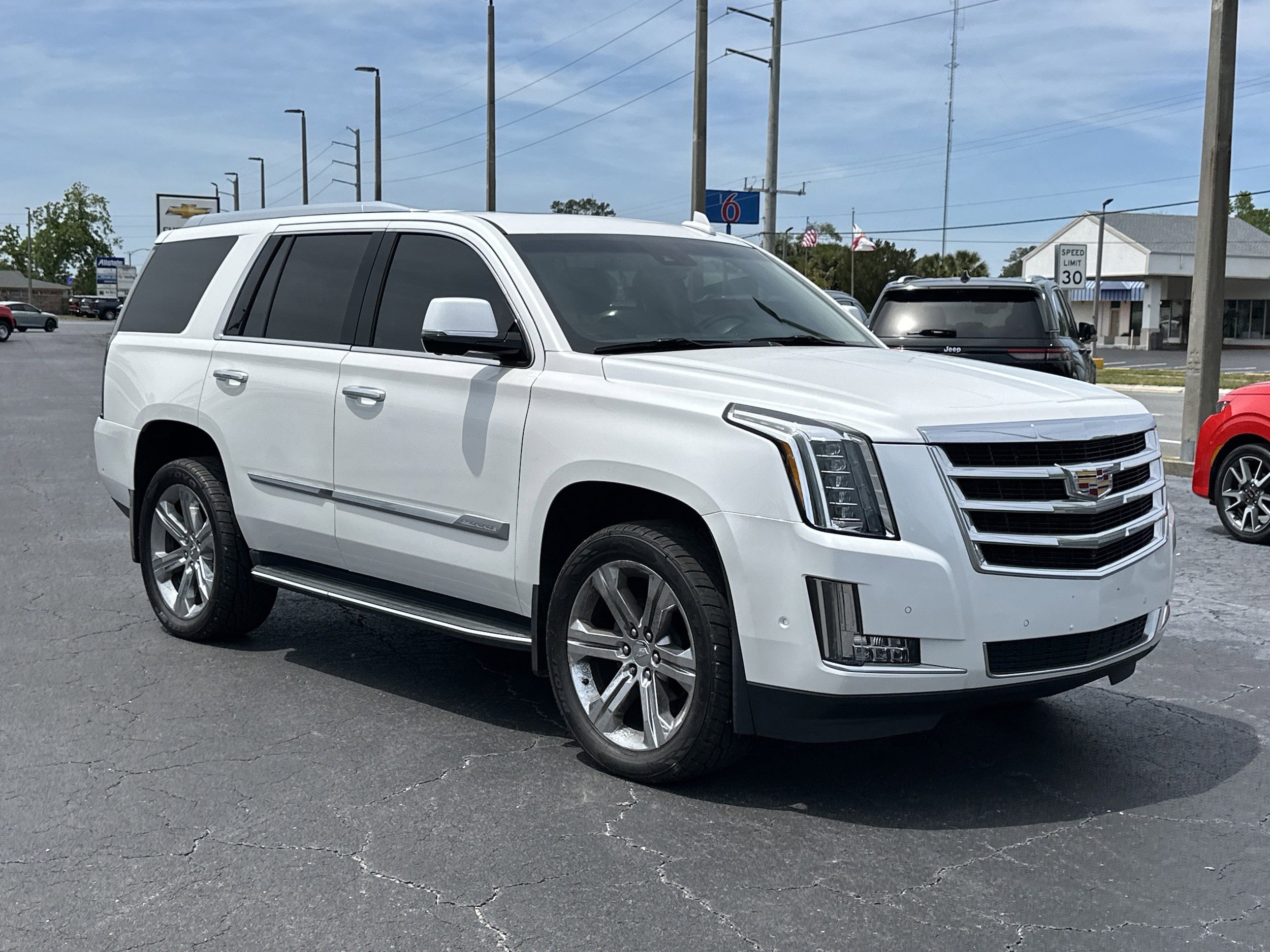 Used 2018 Cadillac Escalade Luxury AWD/4WD image 2