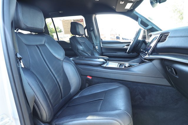 Used 2024 Jeep Wagoneer L Series II RWD image 30