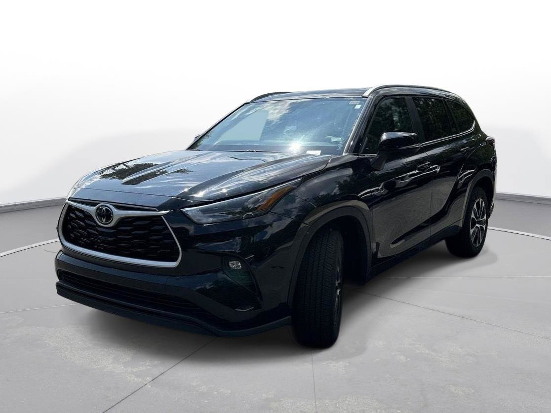 Used 2025 Toyota Highlander XLE FWD image 2