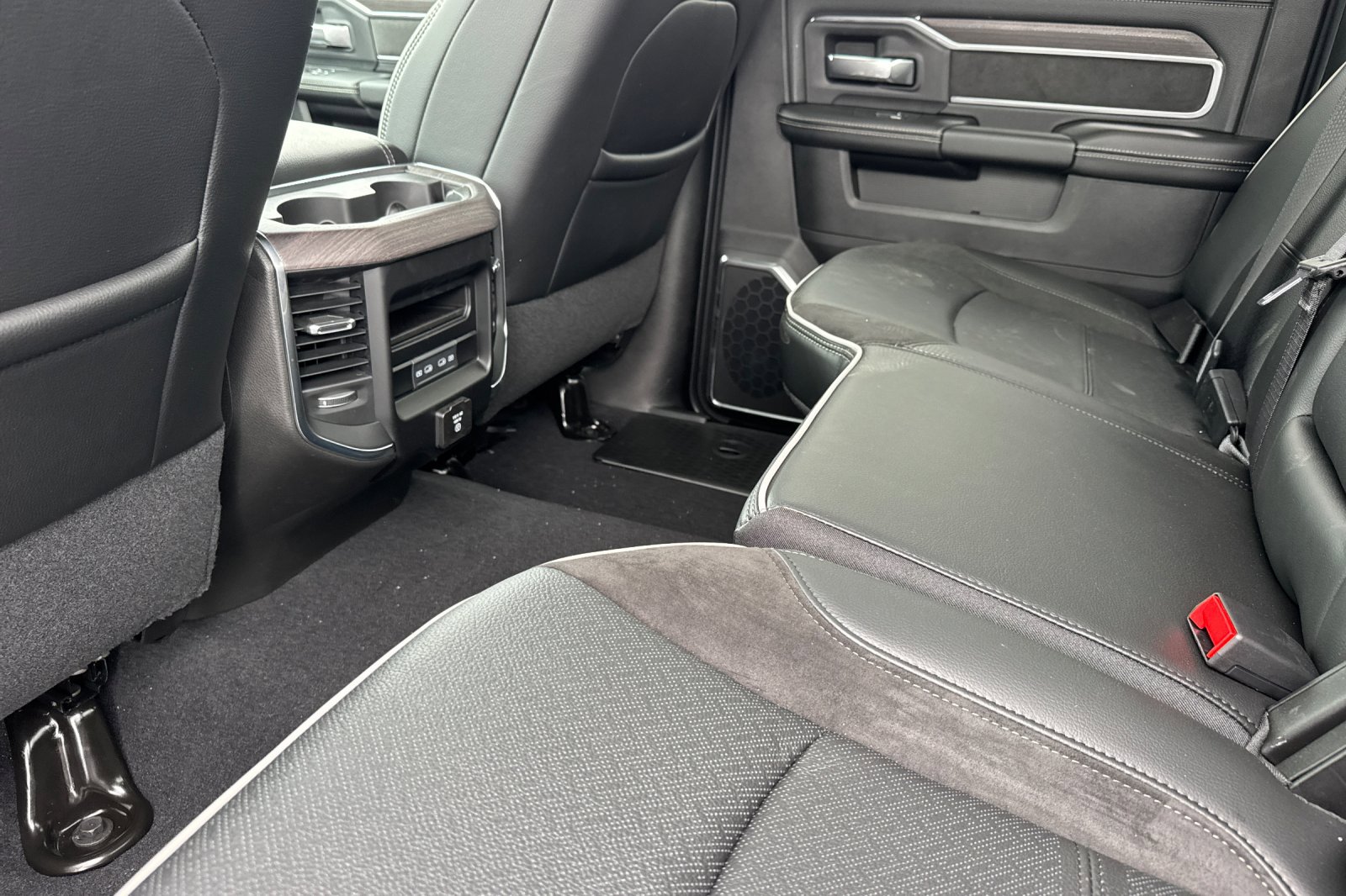 New 2026 RAM 2500 Laramie AWD/4WD image 11