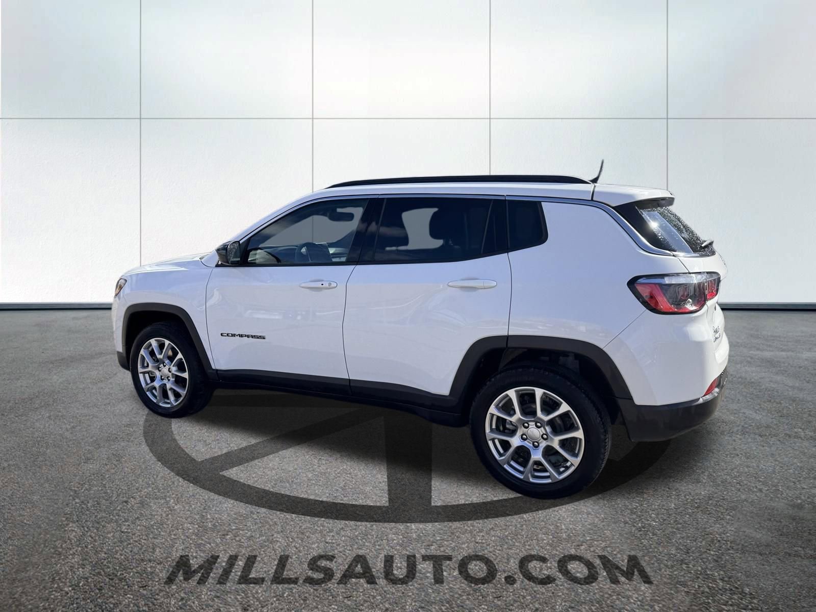 Used 2024 Jeep Compass Latitude image 10