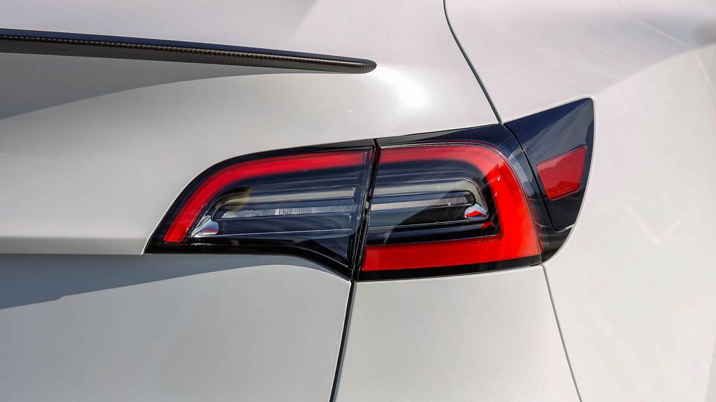 Used 2024 Tesla Model Y Performance image 9