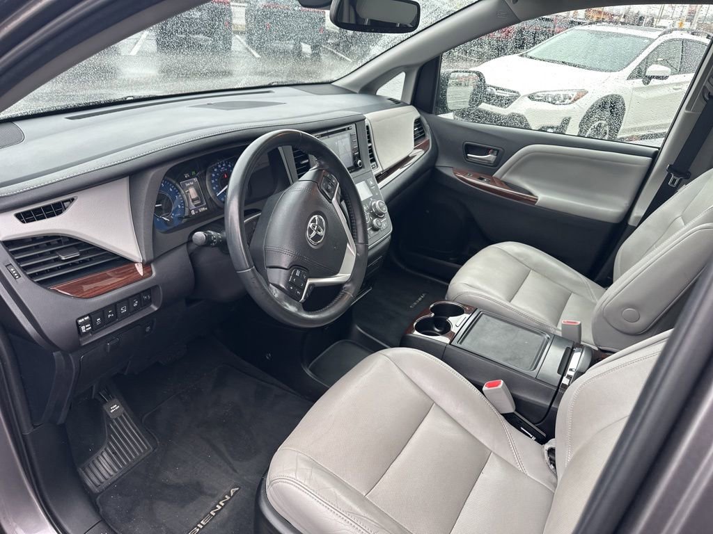Used 2020 Toyota Sienna Limited Premium w/ Carpet Mat Package image 14