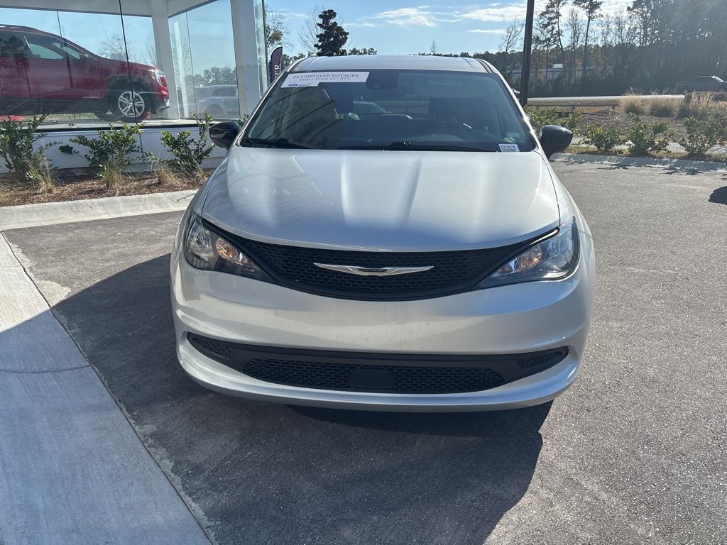 Used 2024 Chrysler Voyager LX FWD image 3