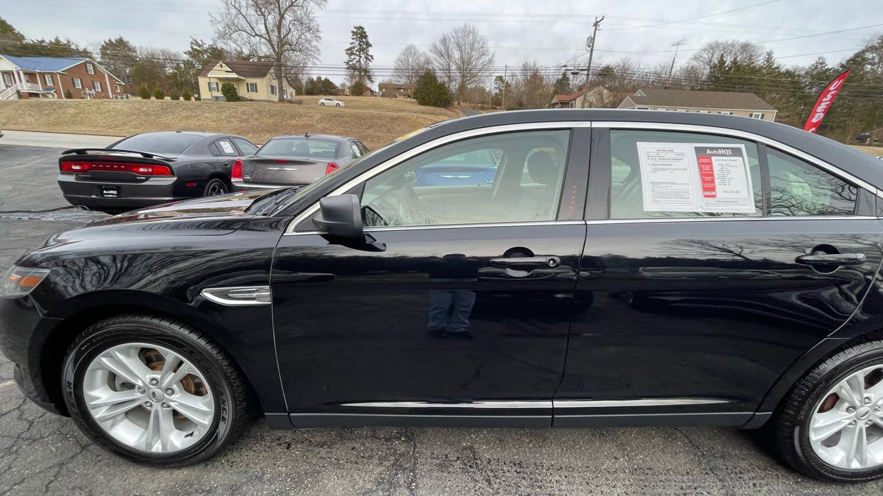 Used 2017 Ford Taurus SE image 3