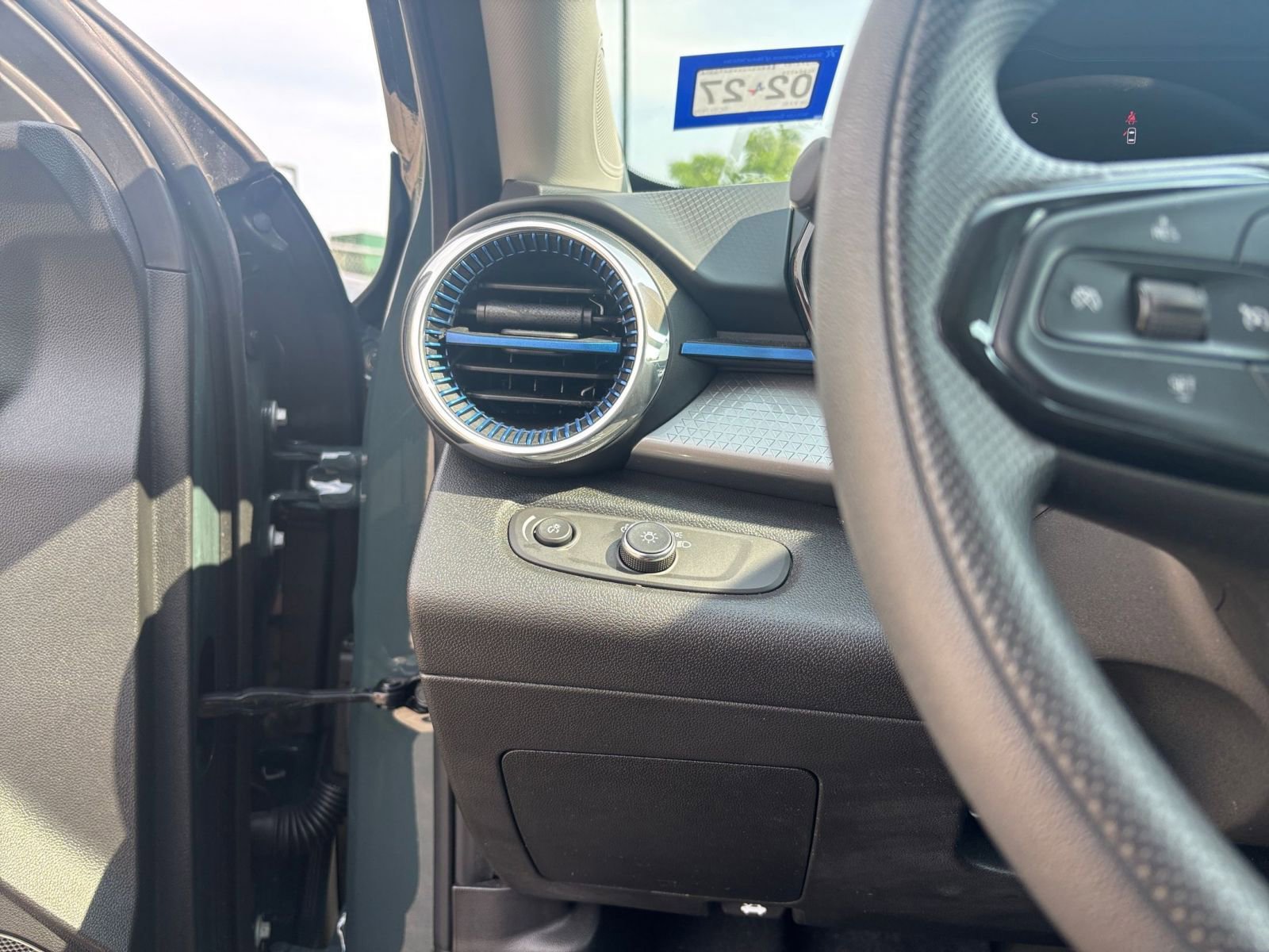 Used 2025 Chevrolet Trax LT FWD image 33