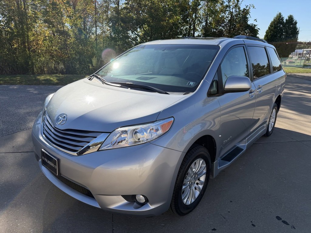 Used 2017 Toyota Sienna XLE image 1