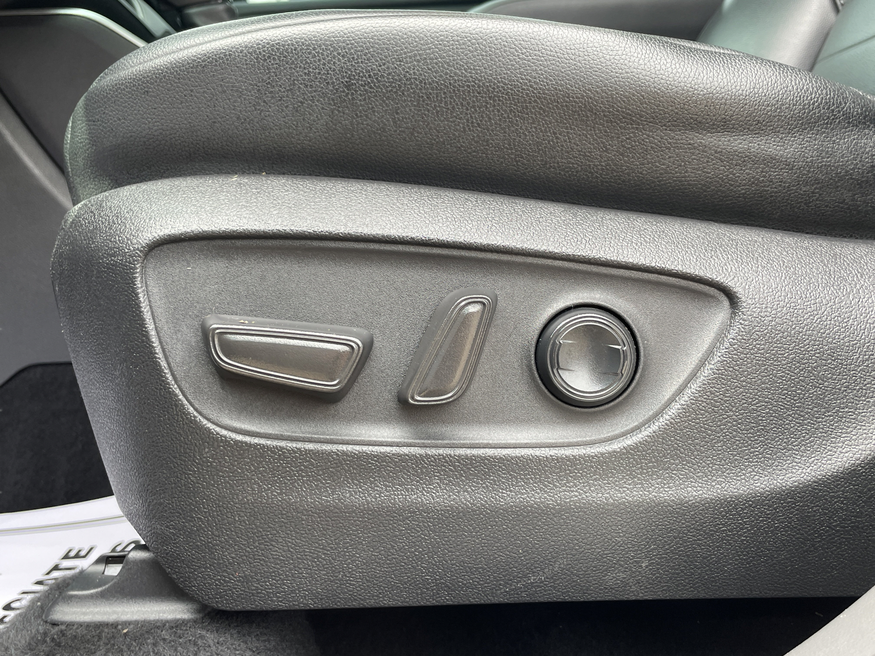 Used 2021 Toyota Highlander XLE AWD/4WD image 11