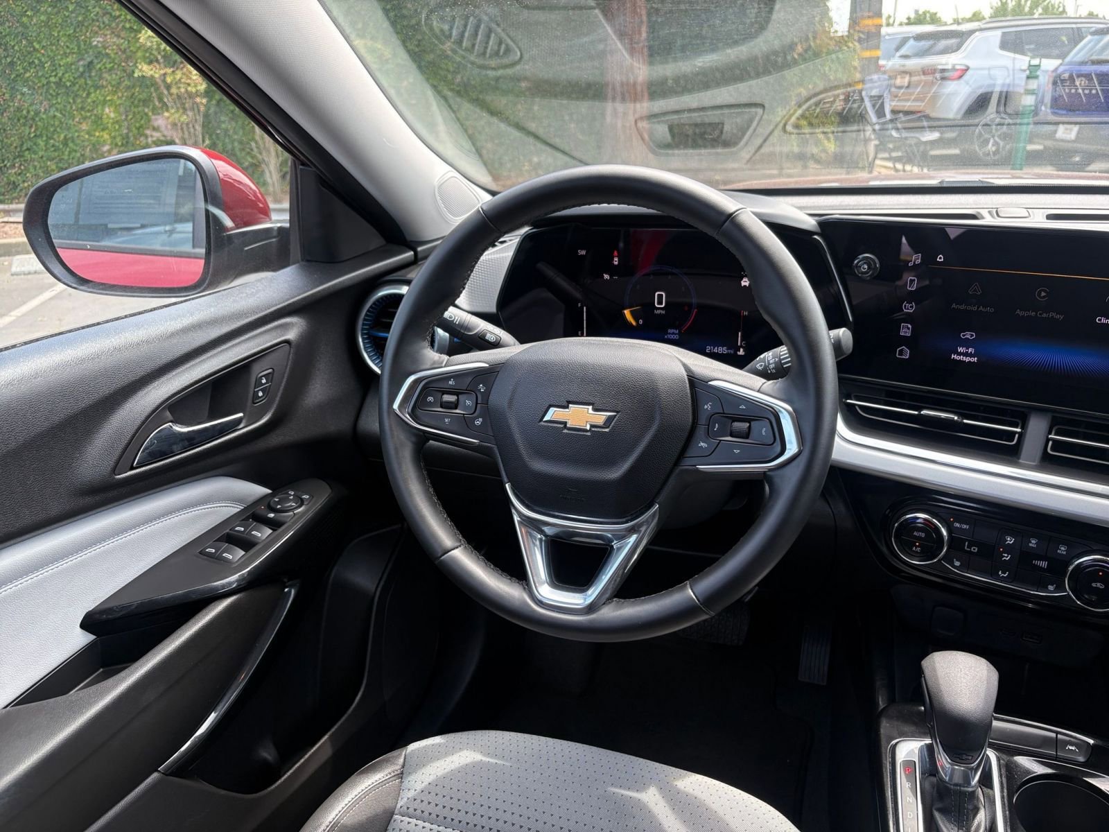Used 2025 Chevrolet Trax LT w/ LT Convenience Package FWD image 33