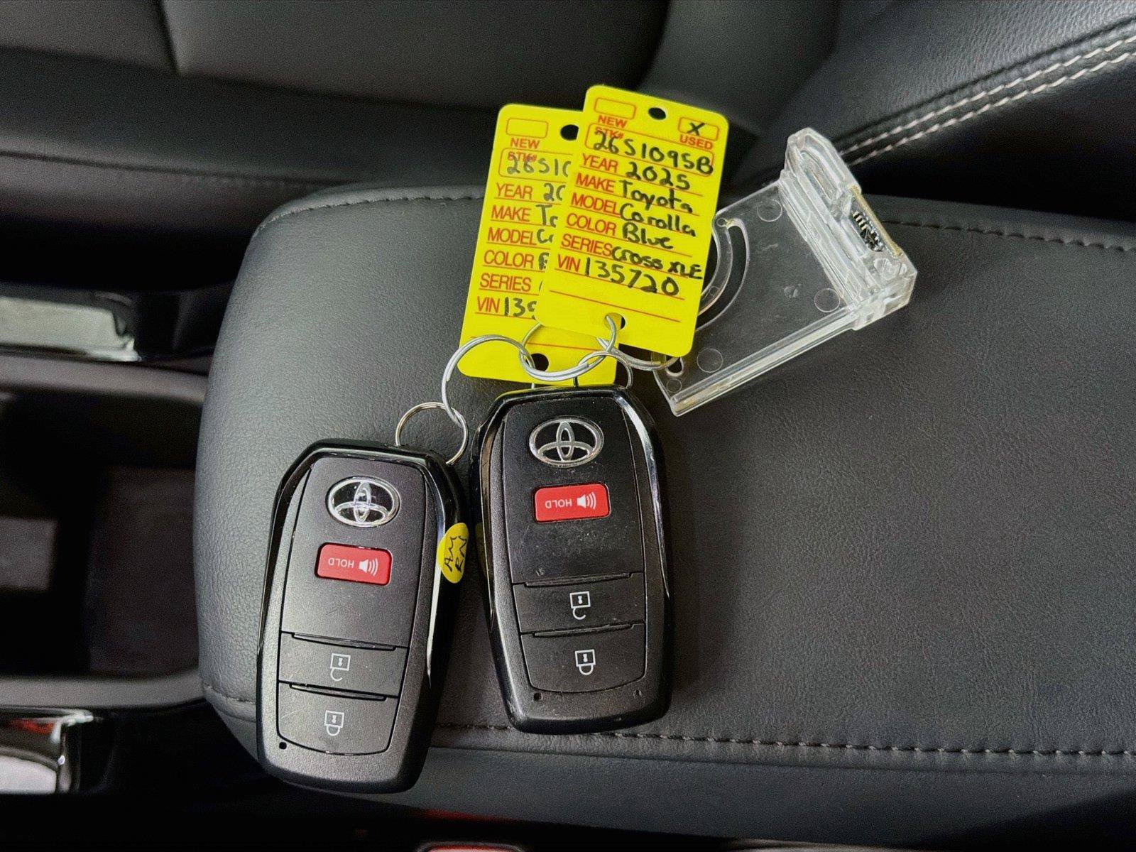Used 2025 Toyota Corolla Cross XLE AWD/4WD image 4