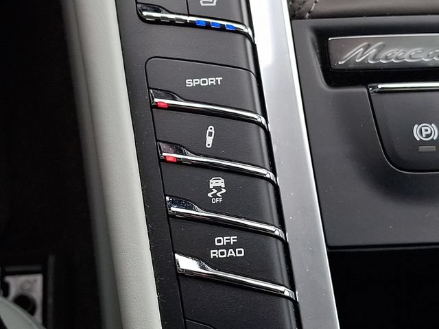 Certified 2021 Porsche Macan Turbo AWD/4WD image 28