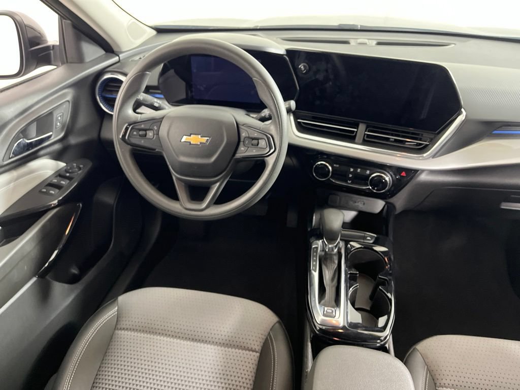 Used 2025 Chevrolet Trax LT FWD image 2