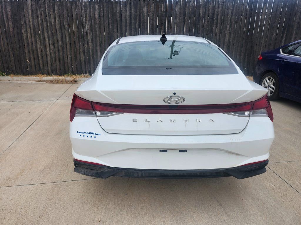 Used 2021 Hyundai Elantra SE image 4