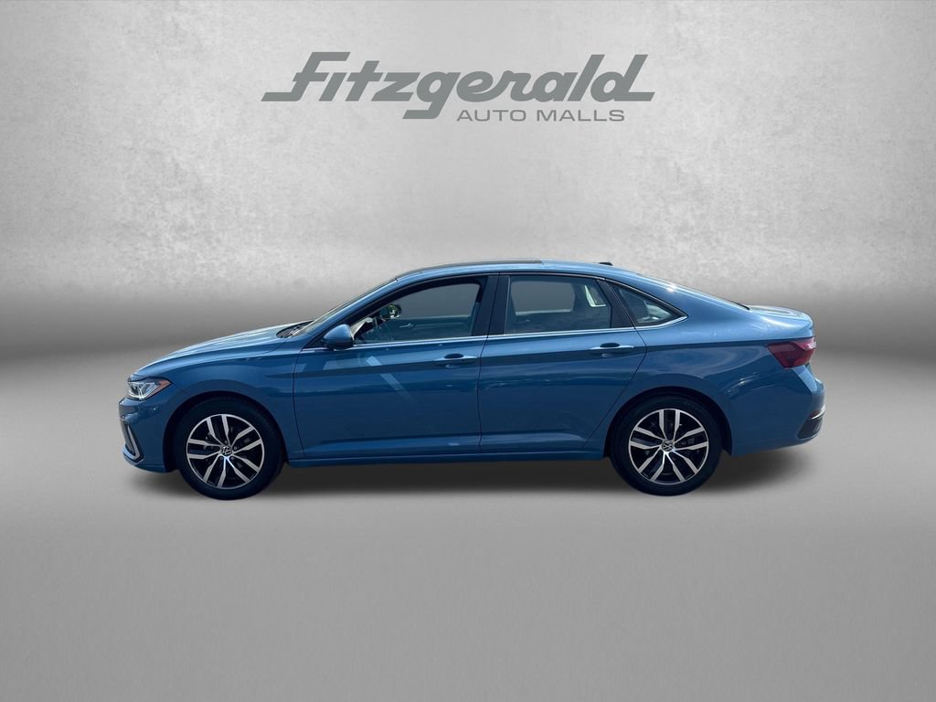 Used 2025 Volkswagen Jetta SE FWD image 6