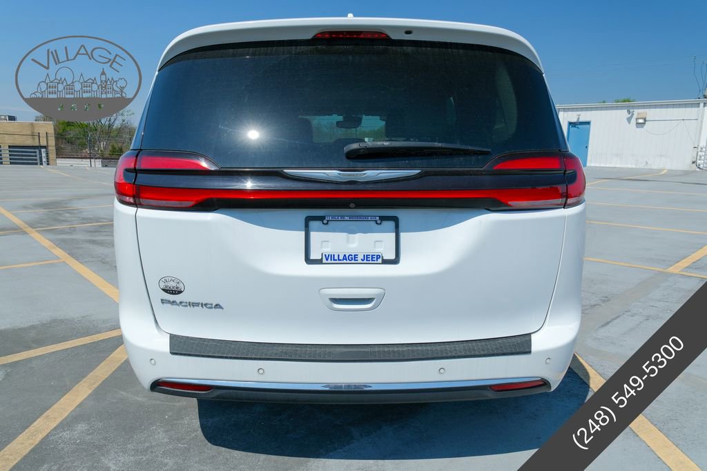 Used 2021 Chrysler Pacifica Touring-L FWD image 4