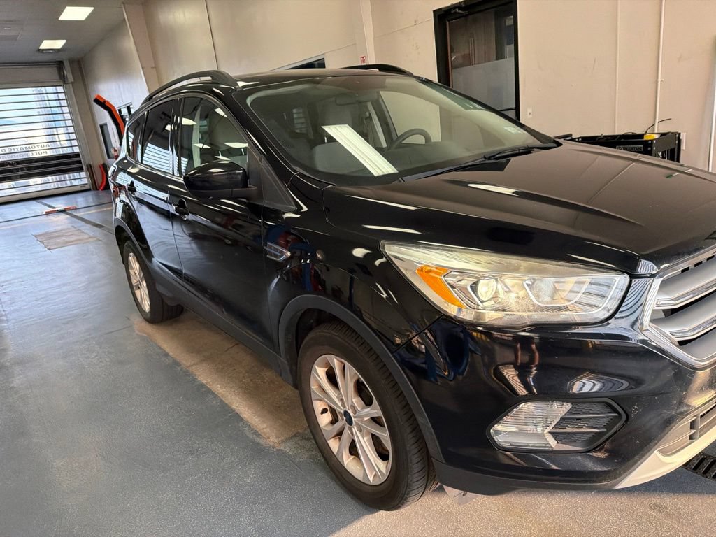 Used 2017 Ford Escape SE w/ Equipment Group 201A AWD/4WD image 1