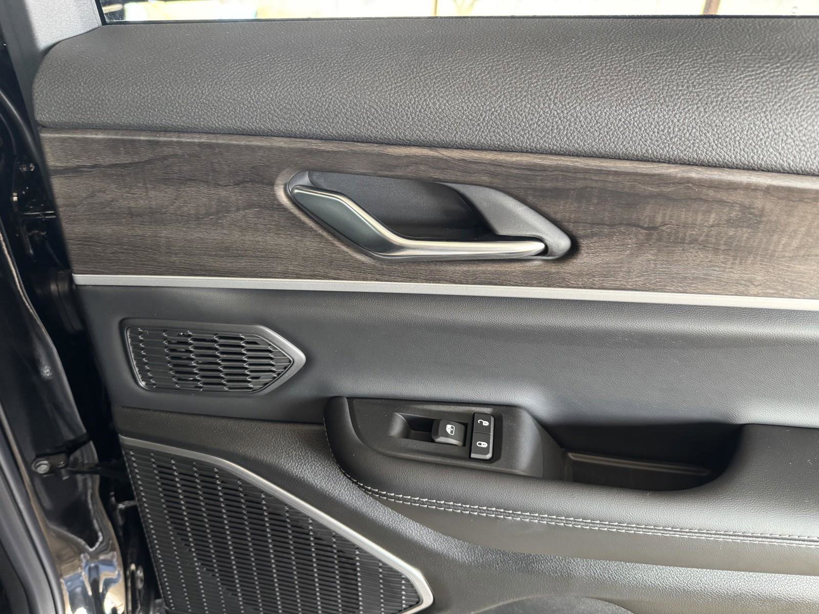 New 2025 Jeep Grand Cherokee L Limited w/ Black Appearance Package image 34