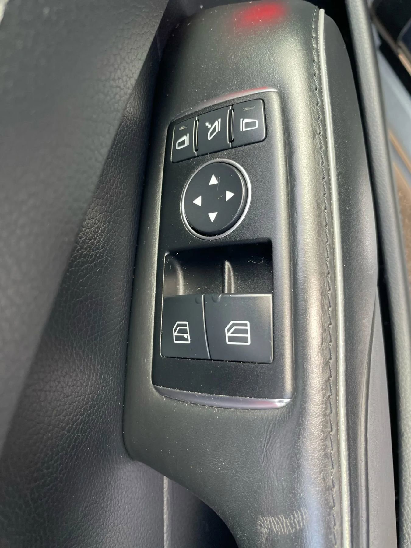 Used 2016 Mercedes-Benz SL 550 w/ Driver Assistance Package image 23