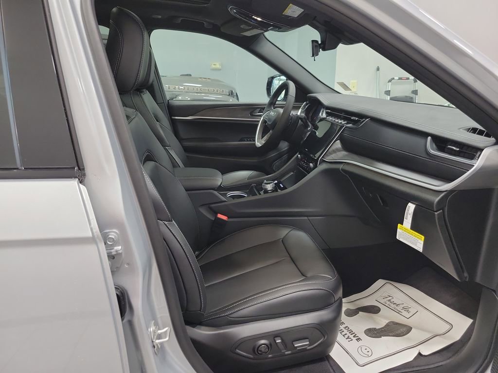 New 2025 Jeep Grand Cherokee L Limited w/ Black Appearance Package AWD/4WD image 10